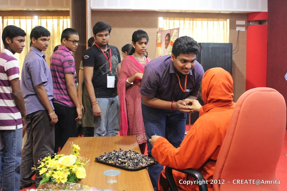 25-Students receiving prasad from Sampoojya Swami Purnamritananda Puri