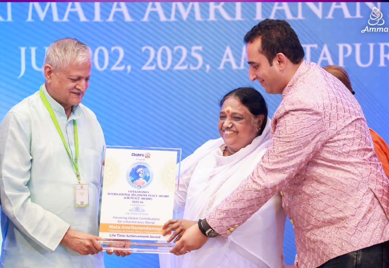 Celebrating the Mother of All: Amma honoured with the Vivekananda International Relations Peace Award