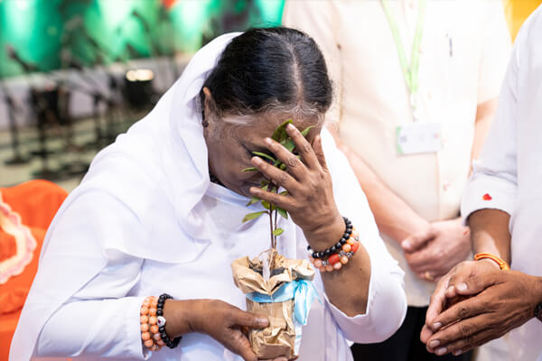 vishu-kaineettam-amma-amritapuri.jpg

