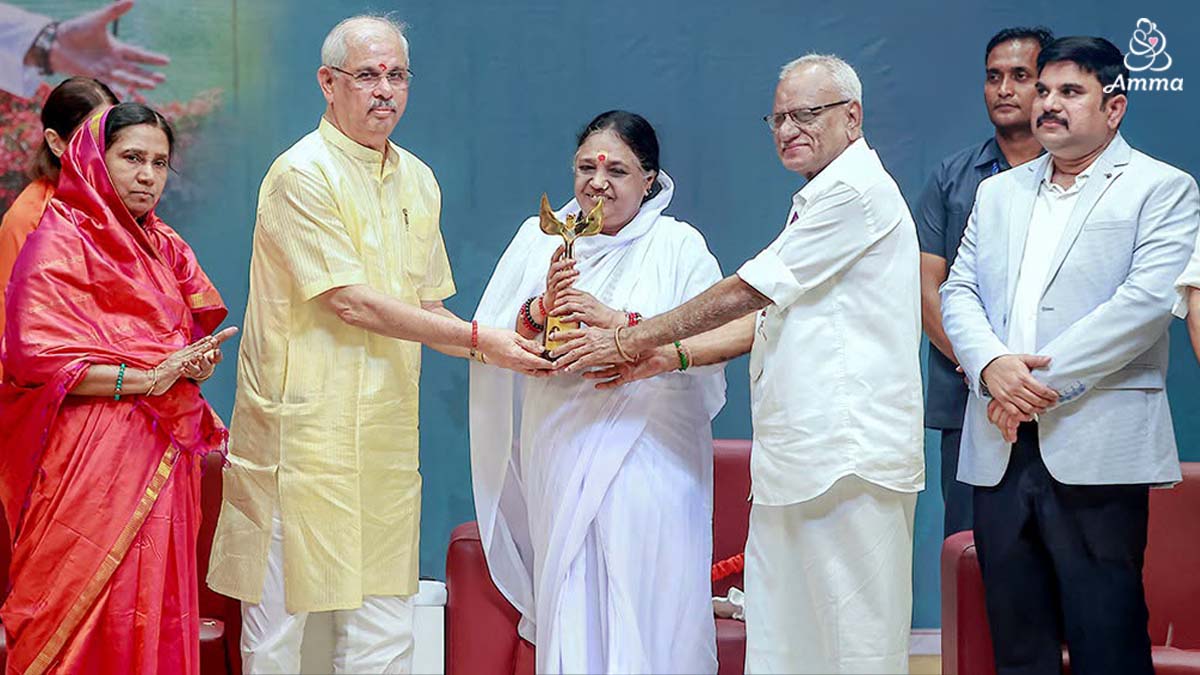 First Janani Award Presented to Amma in Memory of Dr APJ Abdul Kalam